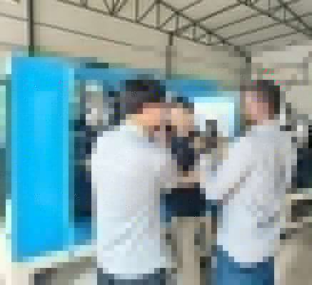 Cliente franc&ecirc;s visita nossa f&aacute;brica para inspe&ccedil;&atilde;o de m&aacute;quinas sopradoras de garrafas de &oacute;leo